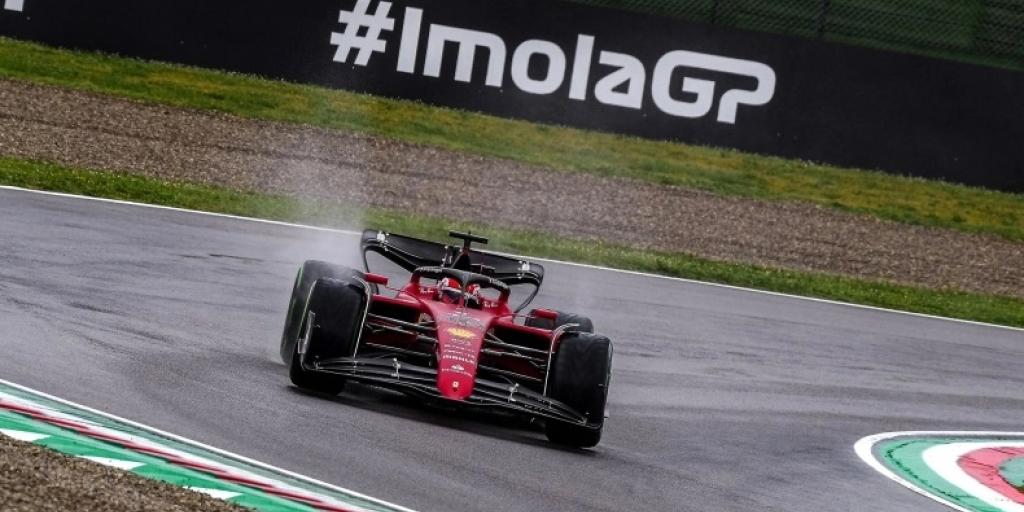Leclerc e Ferrari da un altro pianeta nella bagnata Imola!