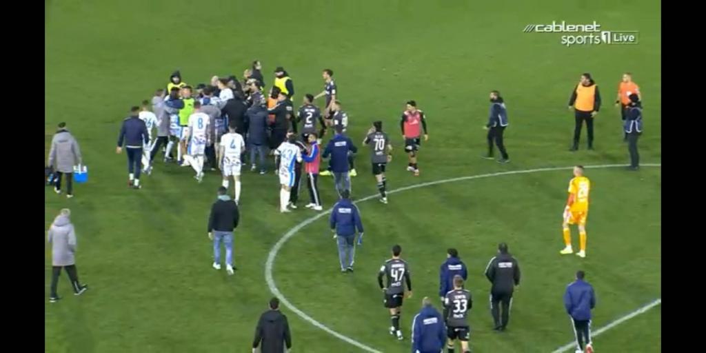 Ένταση με το τέλος του αγώνα (βίντεο – φωτογραφίες) Ένταση με το τέλος του αγώνα (βίντεο – φωτογραφίες)